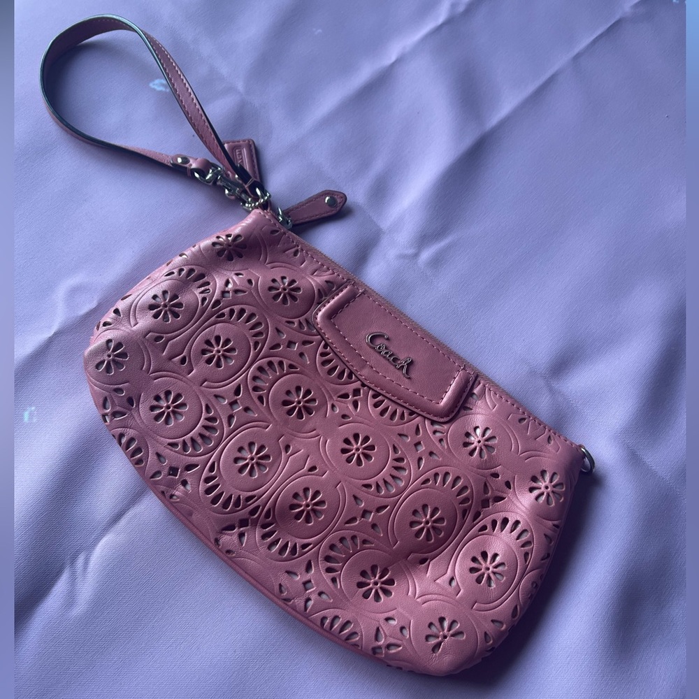 Coach clutch/wristlet in light pink